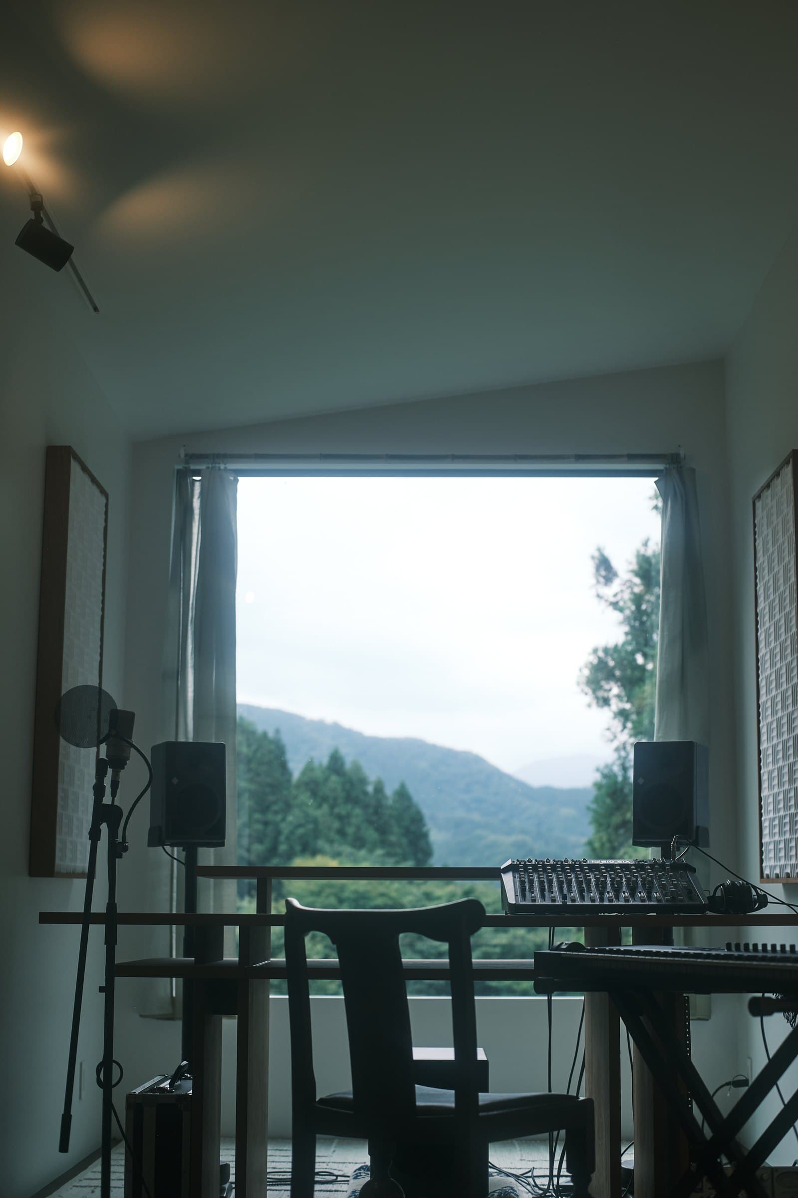 산줄기가 보이는 큰 창에 면한 inou studio의 컨트롤룸 (일본 가나가와현 후지노)