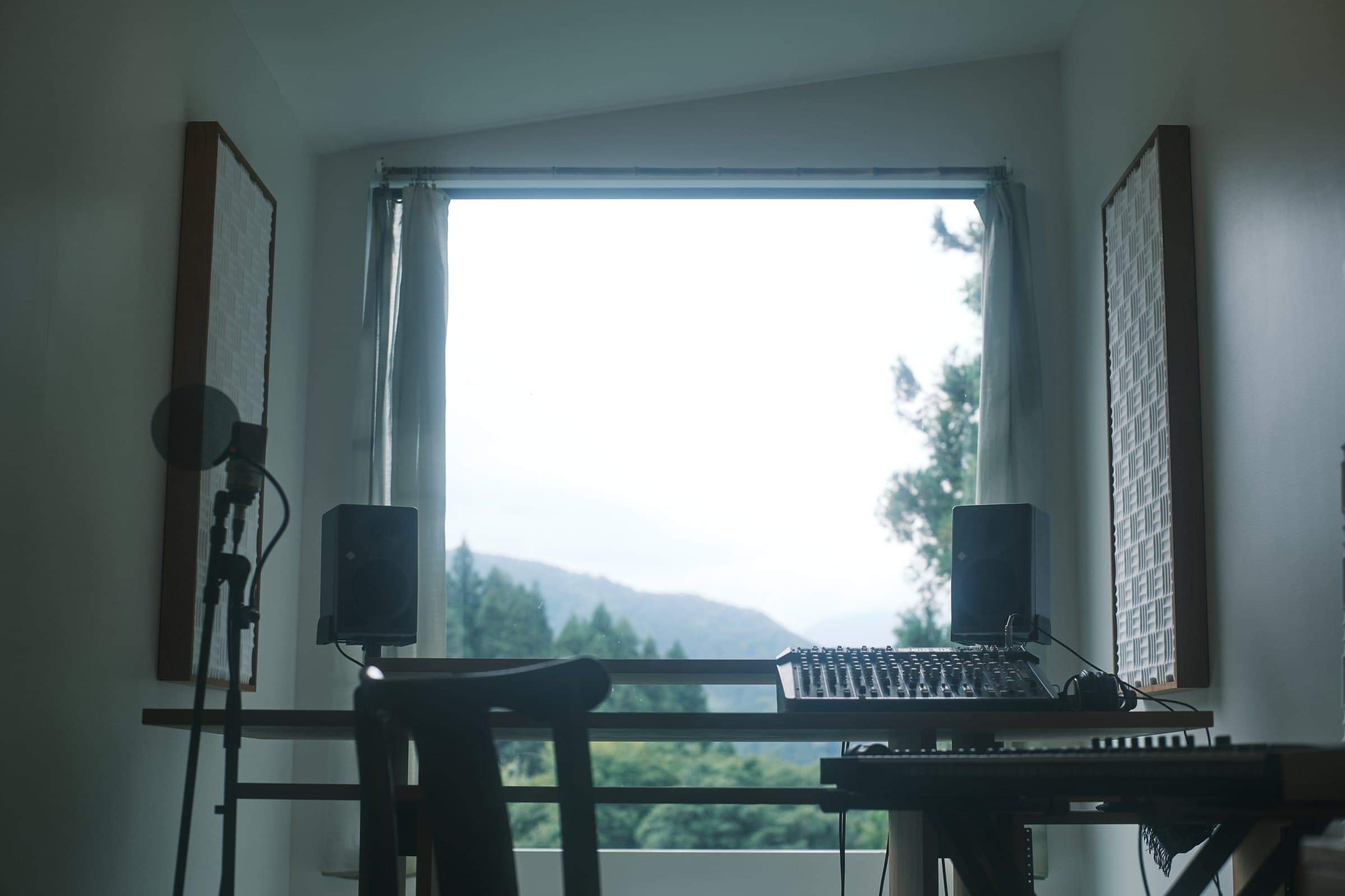 山並みを望む大きな窓に面した inou studio のデスク