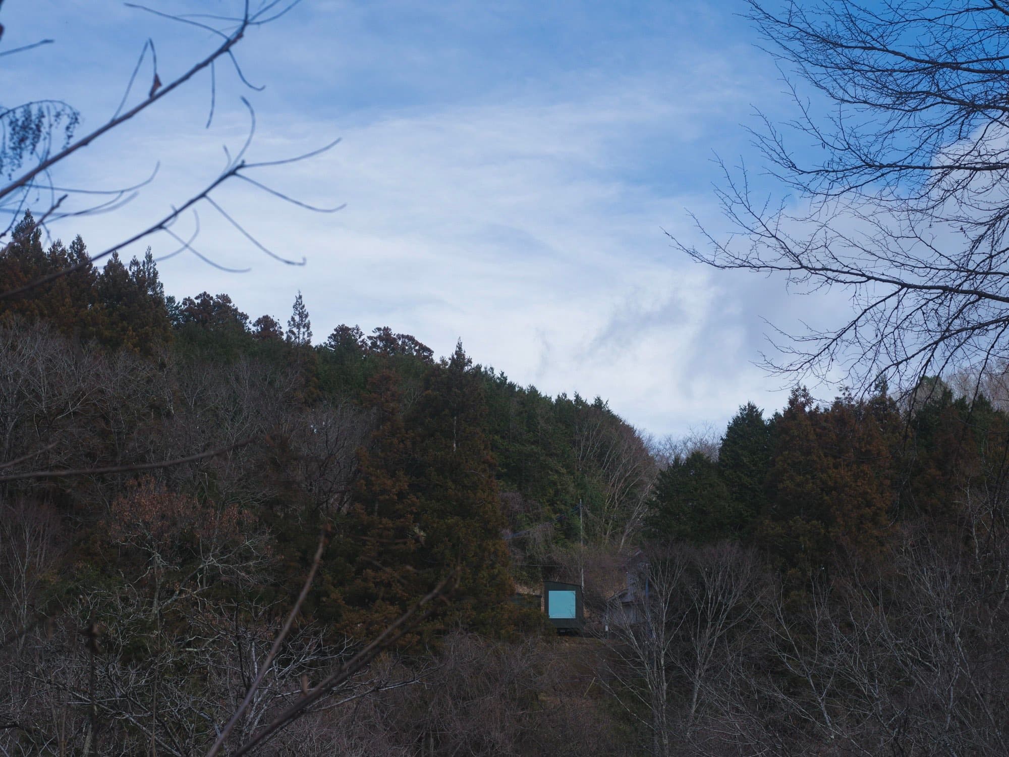 森に囲まれた斜面に建つ inou studio(藤野・神奈川県相模原市)